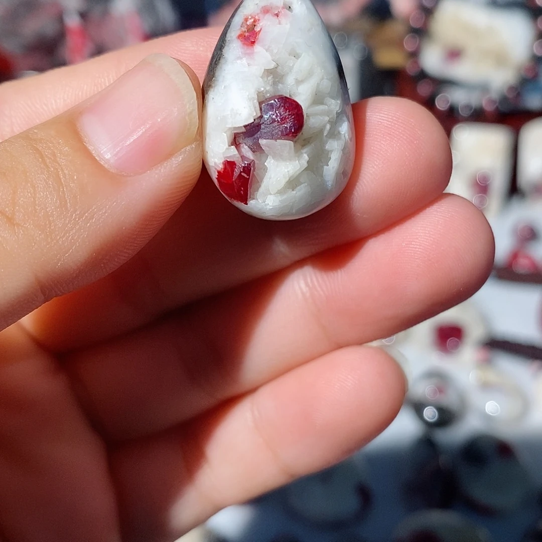 天然辰砂原石晶体吊坠