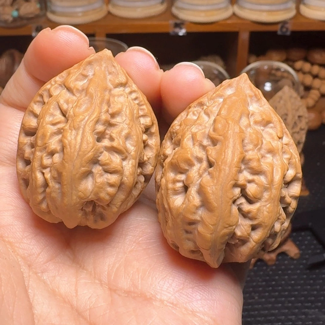 文玩核桃把件粗筋草莓