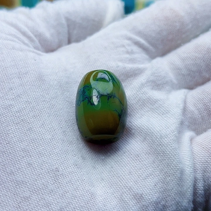 绿松石未镶嵌颈饰?*