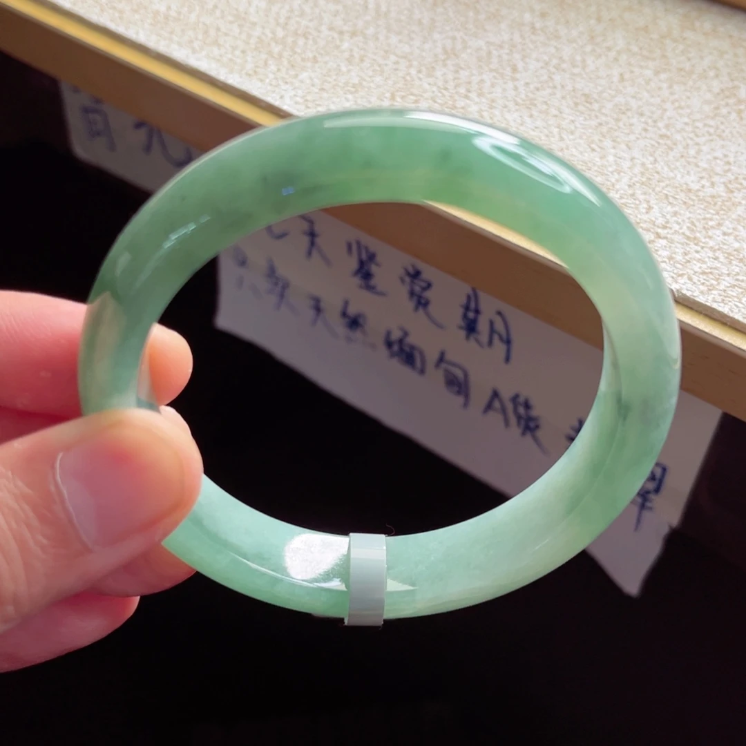 翡翠手镯未镶嵌手镯