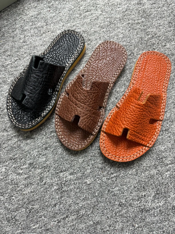 平跟休闲皮革拼接透气夏季一字拖舒适软底欧若假日风