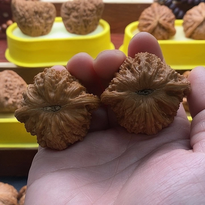 文玩核桃吊坠绣球