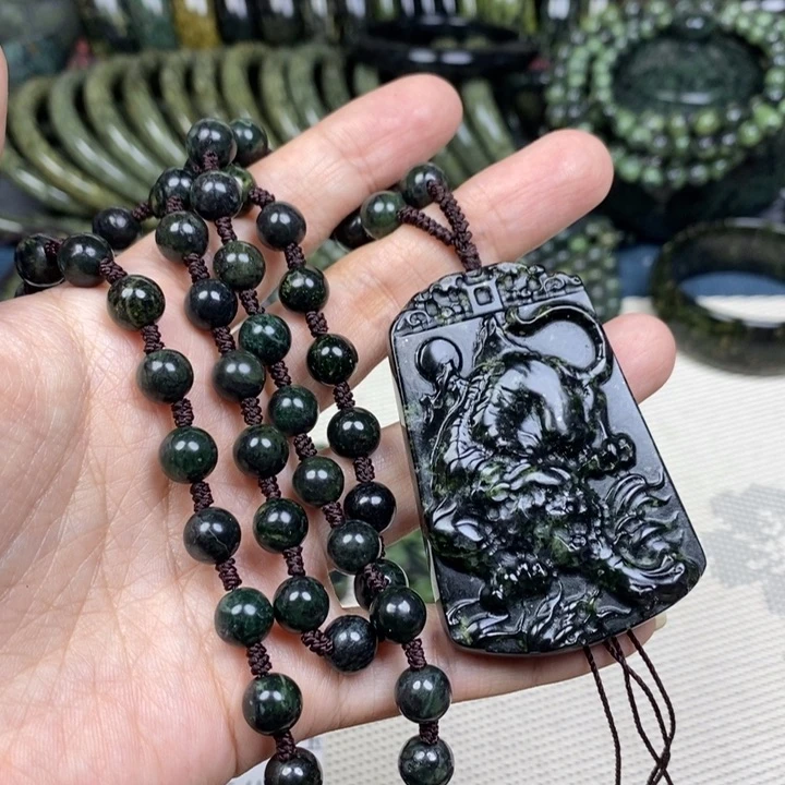 上***哥蛇纹石玉未镶嵌颈饰