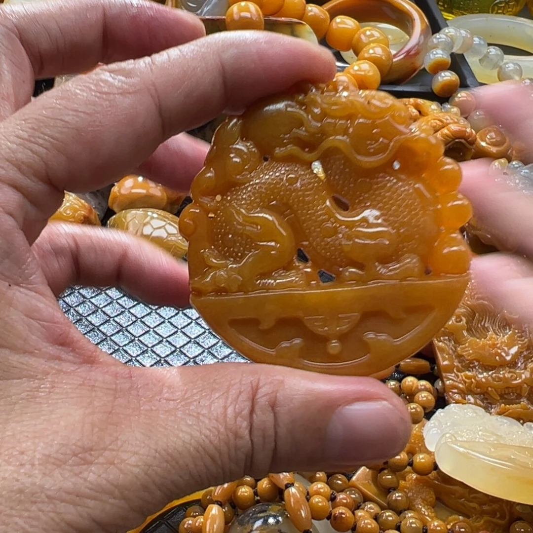 点****颈饰未镶嵌石英质玉