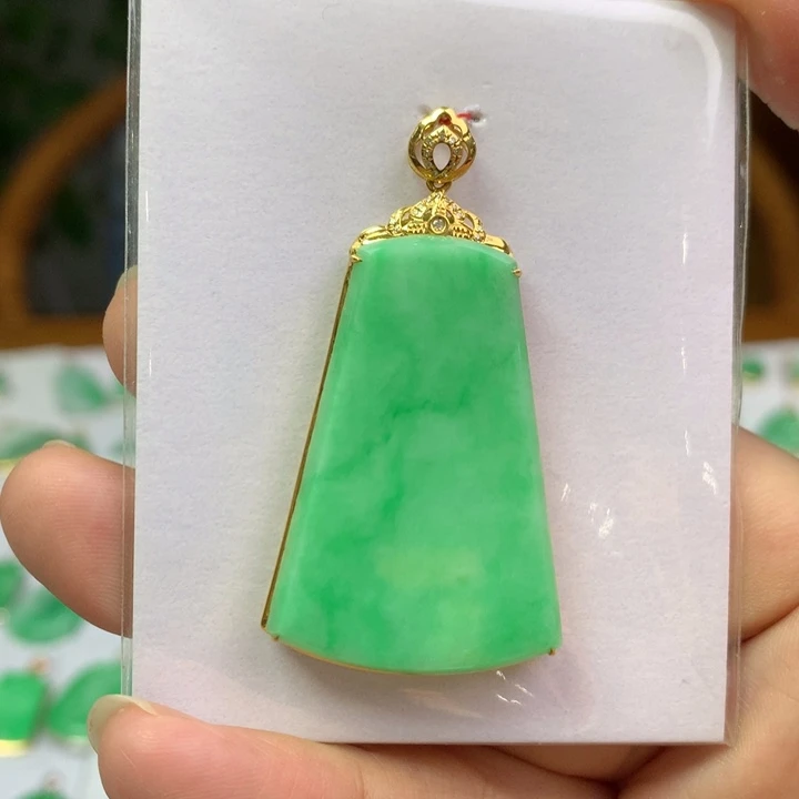 翡翠18K金镶嵌颈饰翡翠吊坠