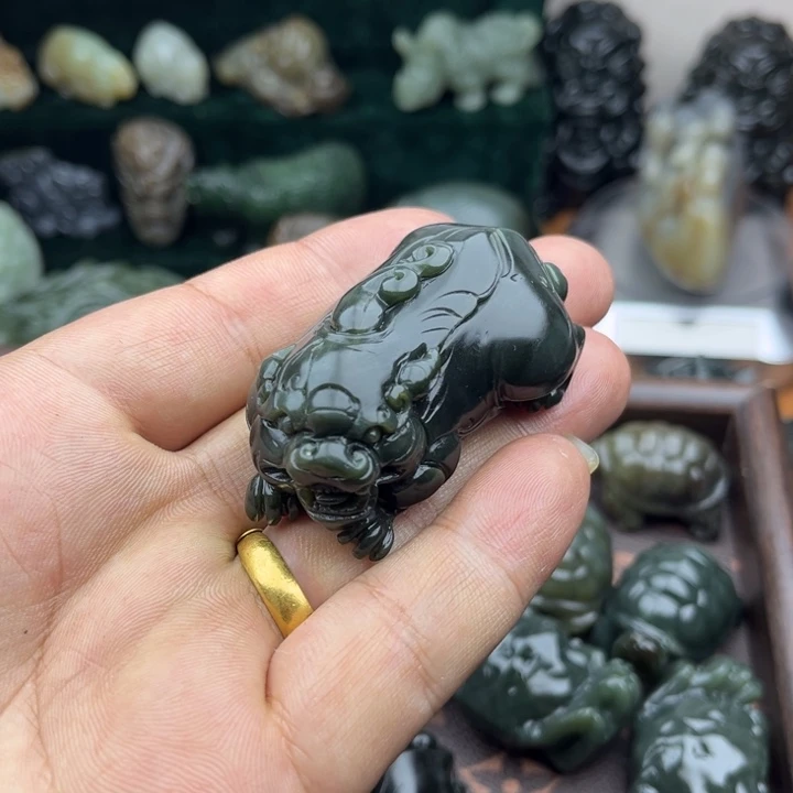 和田玉未镶嵌把件