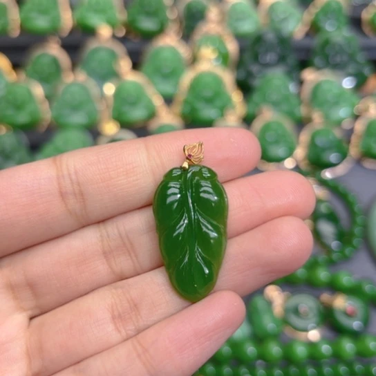 颈饰18K金镶嵌和田玉（碧玉）