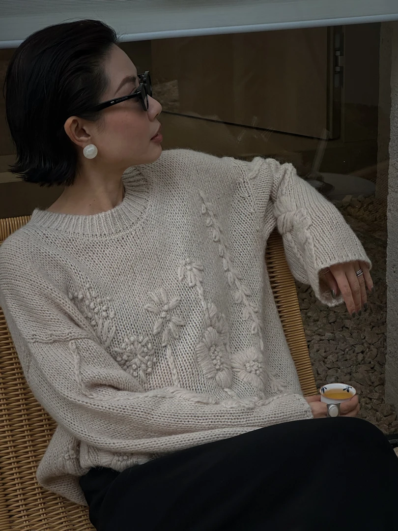 WUWU STUDIO【素织】慵懒感立体花朵手工刺绣针织软糯毛衣3586