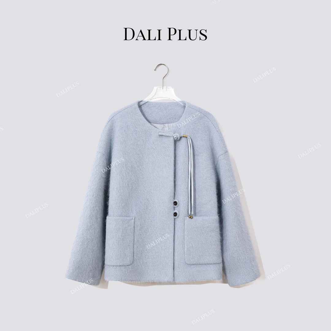 DALI PLUS“新中式羊绒兔毛浅蓝拉绒外套”盘扣毛呢外套-D5CH5241