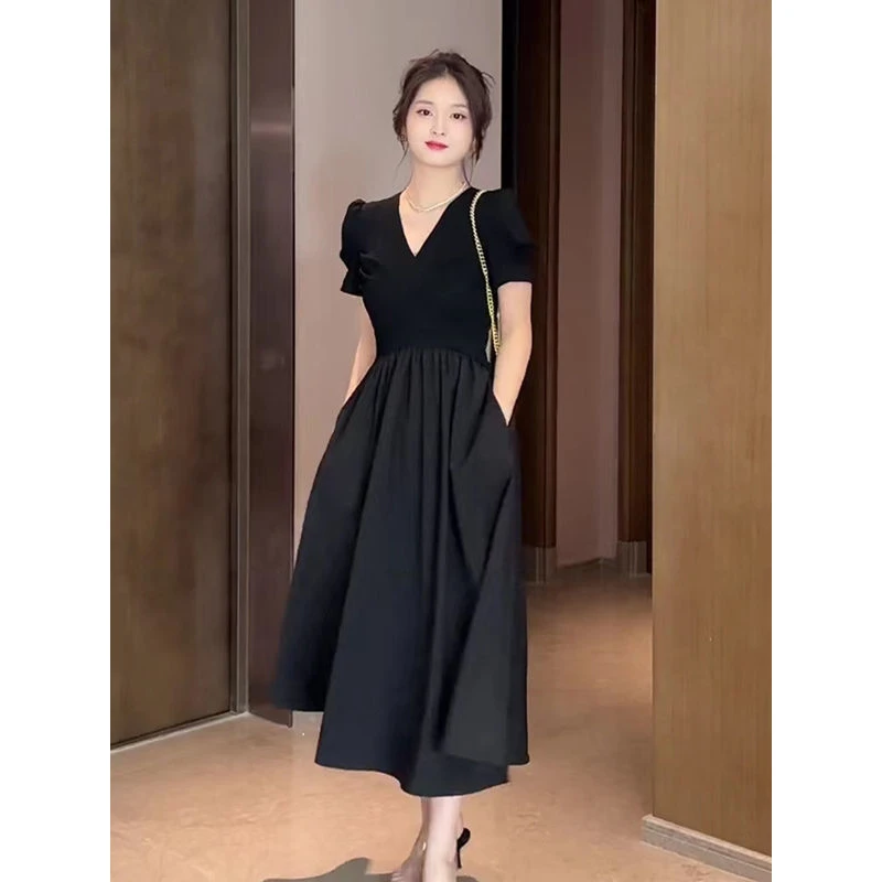 赫本风气质连衣裙女2025夏新款设计感V领收腰显瘦时尚洋气小黑裙