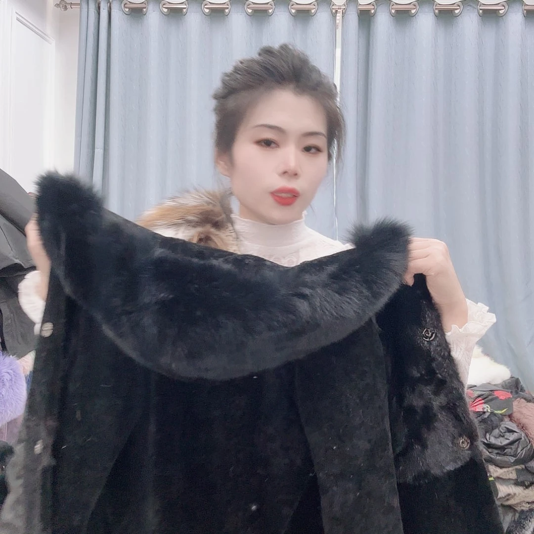 皮草搭配黑色西装