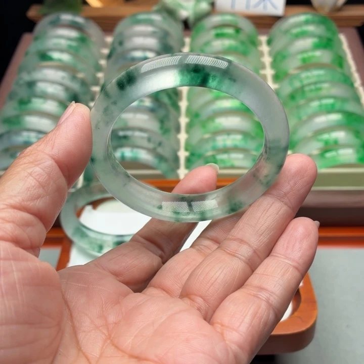 盛***实石英质玉未镶嵌手镯