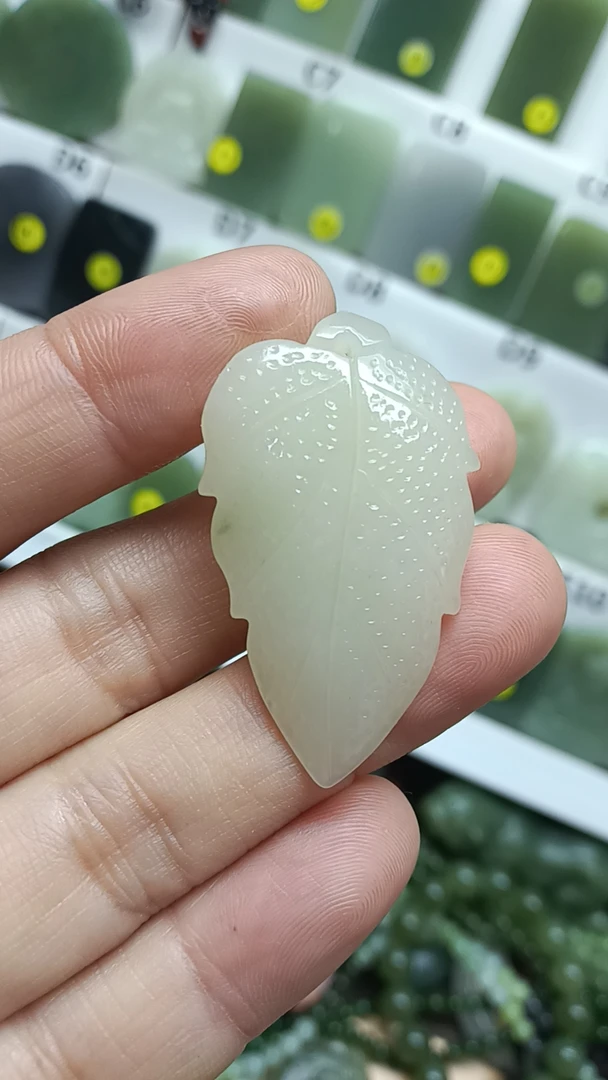 和田玉双面手工雕刻金枝玉叶