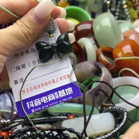未镶嵌蛇纹石玉颈饰
