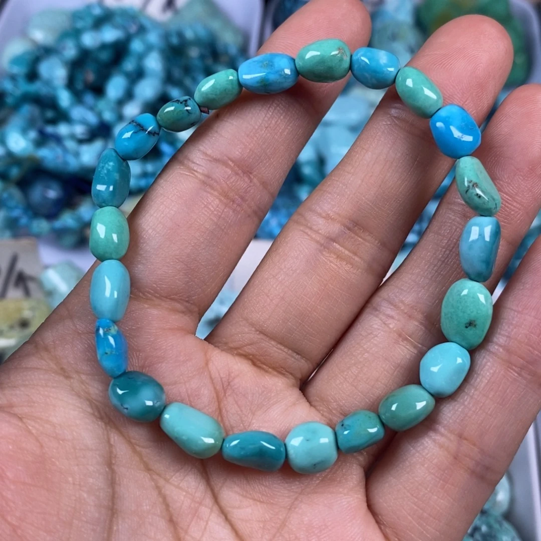 孙***虎绿松石未镶嵌颈饰