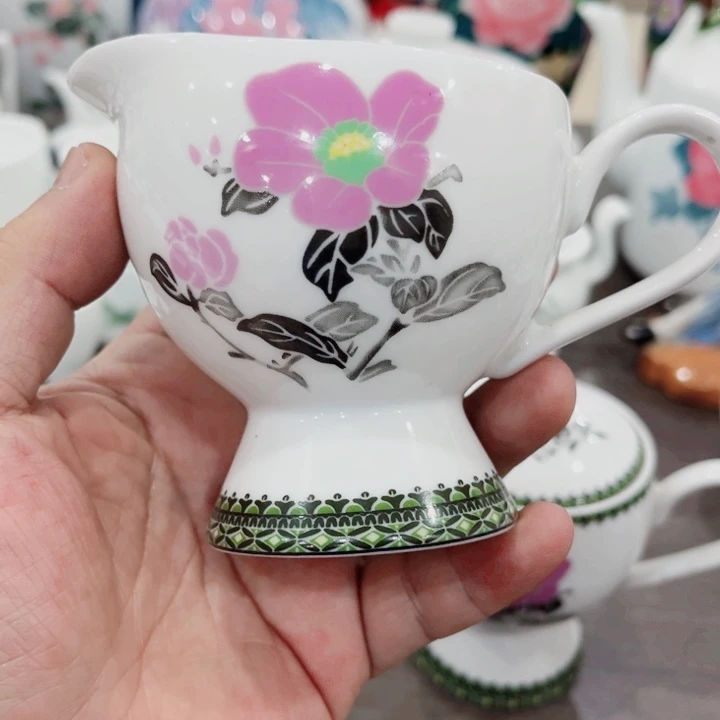 釉下五彩的瓷器和瓷器