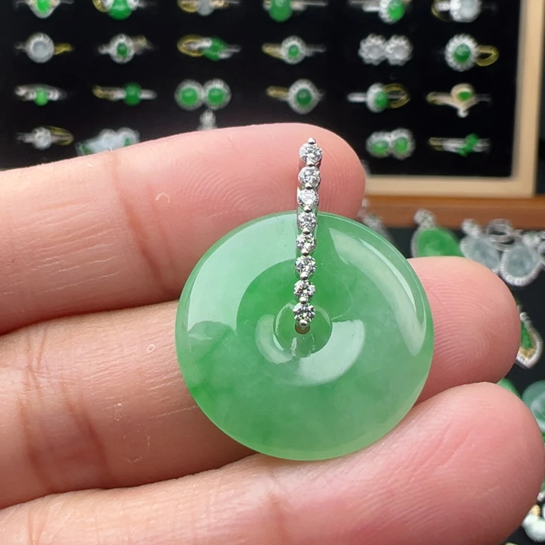 翡翠18K金镶嵌颈饰扣