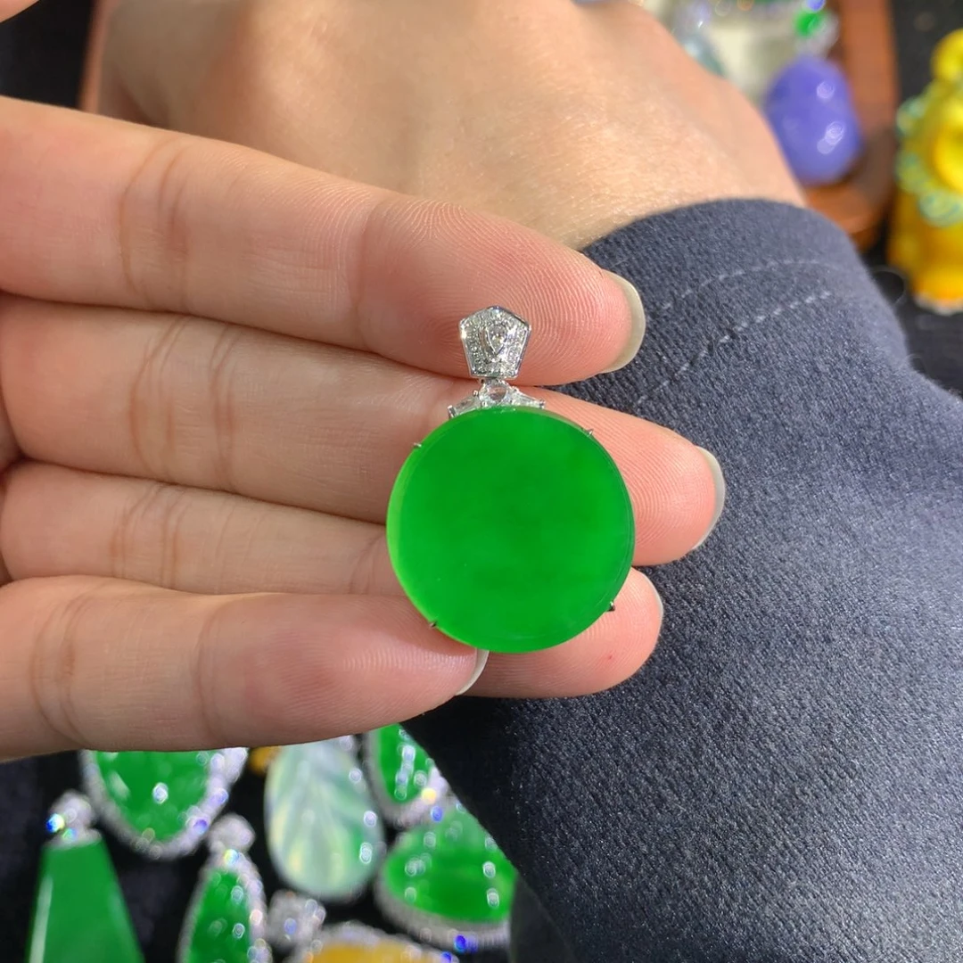 翡翠18K金镶嵌颈饰