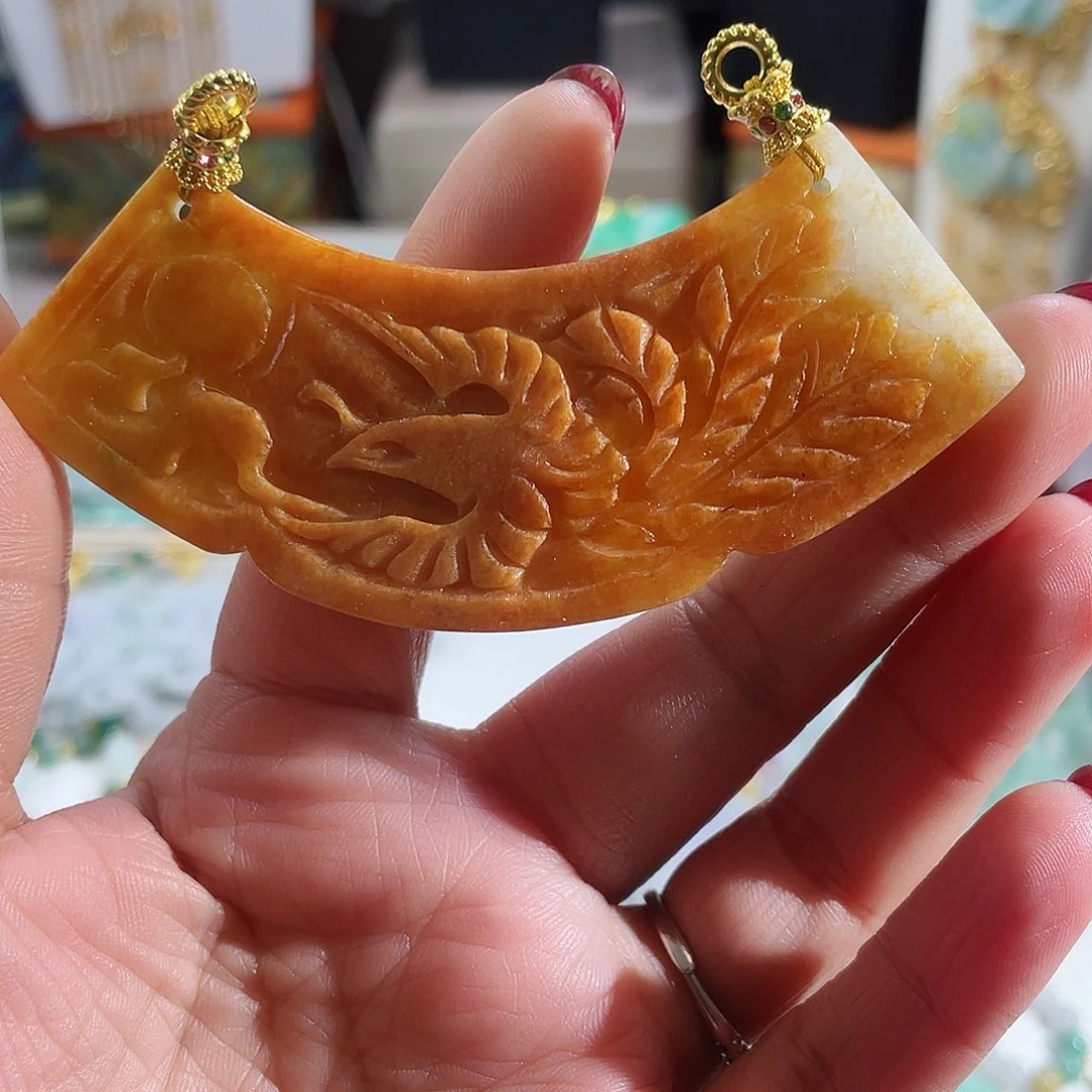 翡翠颈饰未镶嵌翡翠弯弯