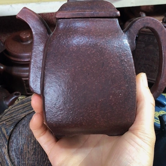 茶壶紫砂原矿泥料手工制作的一把紫砂壶。