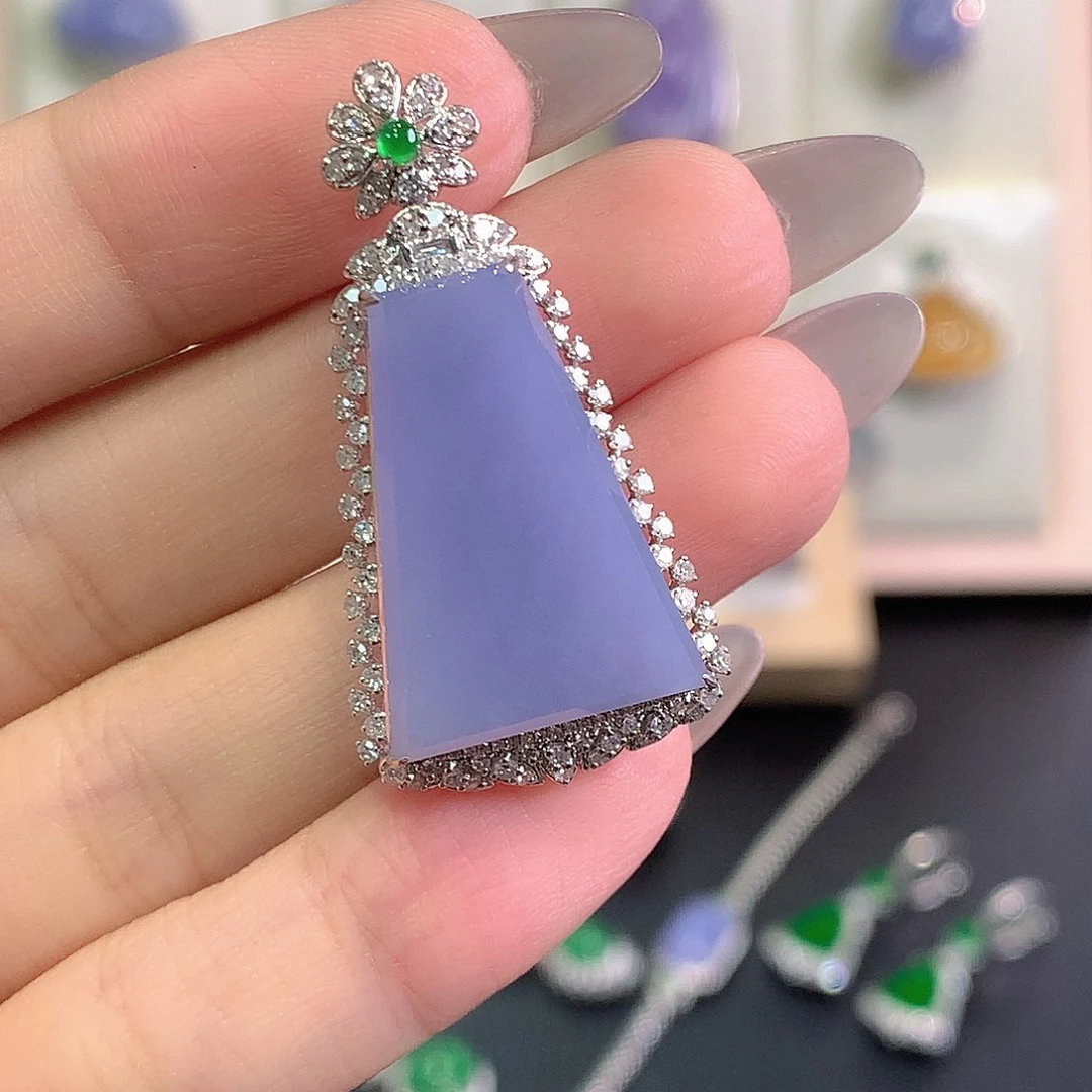 翡翠18K金镶嵌颈饰3、