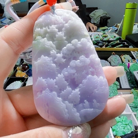 翡翠未镶嵌颈饰一个