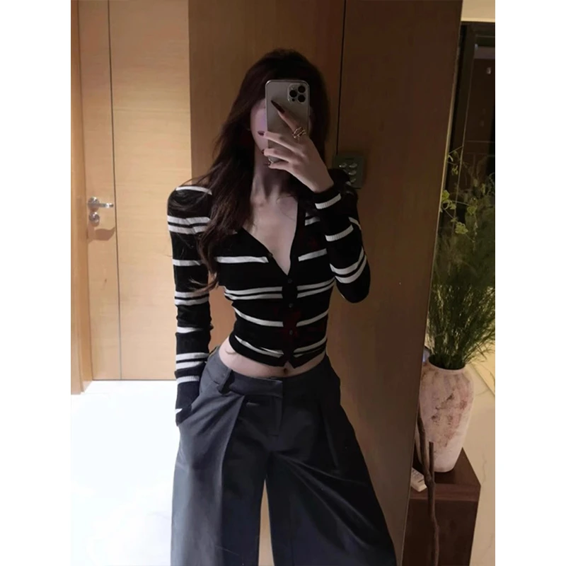 辣妹黑色条纹V领长袖针织开衫女秋冬外穿高级感正肩短款修身上衣