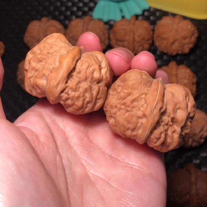 文玩核桃把件粗棱元宝蛙