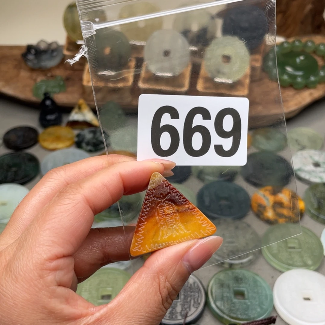 思****蛇纹石玉未镶嵌颈饰