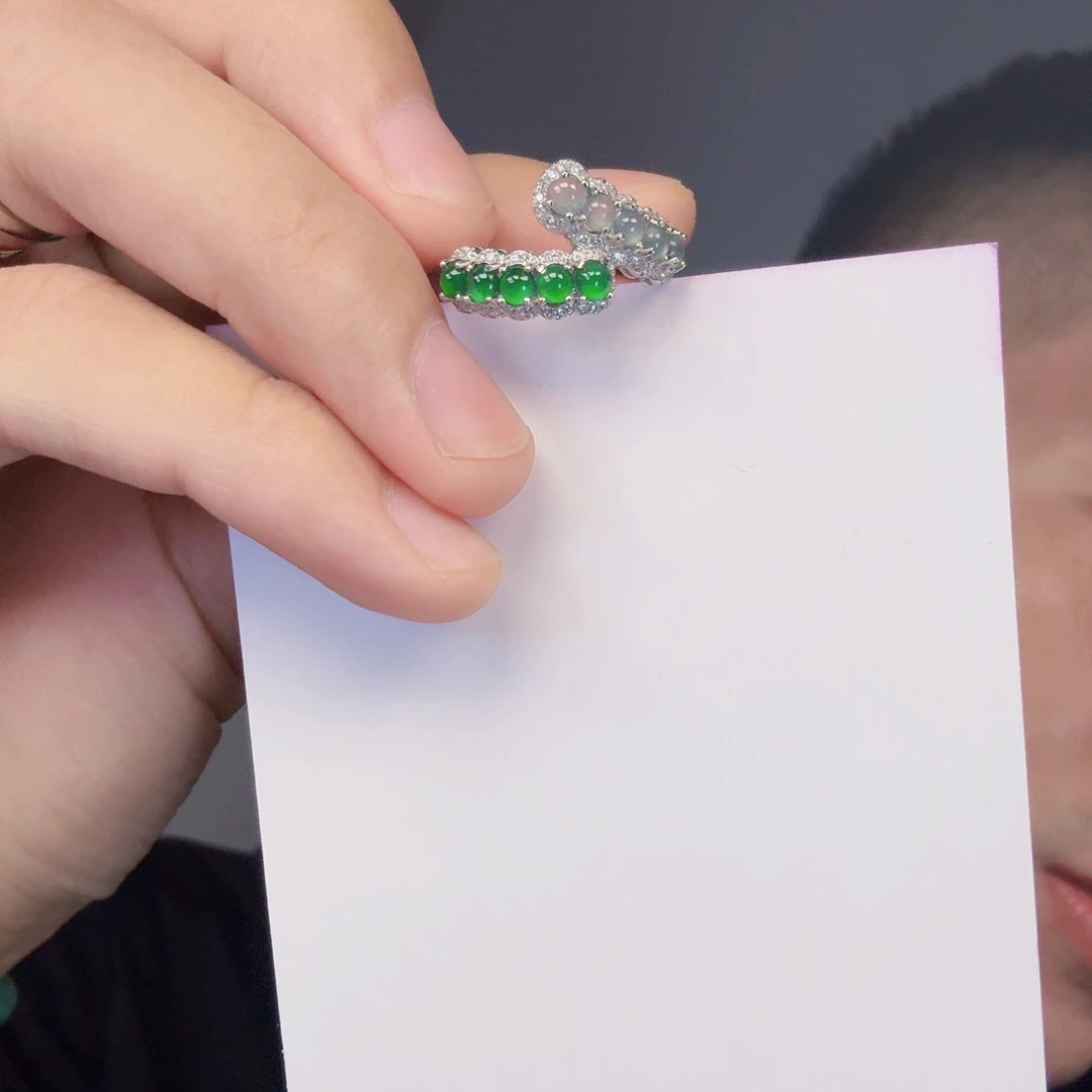 翡翠未镶嵌颈饰一件