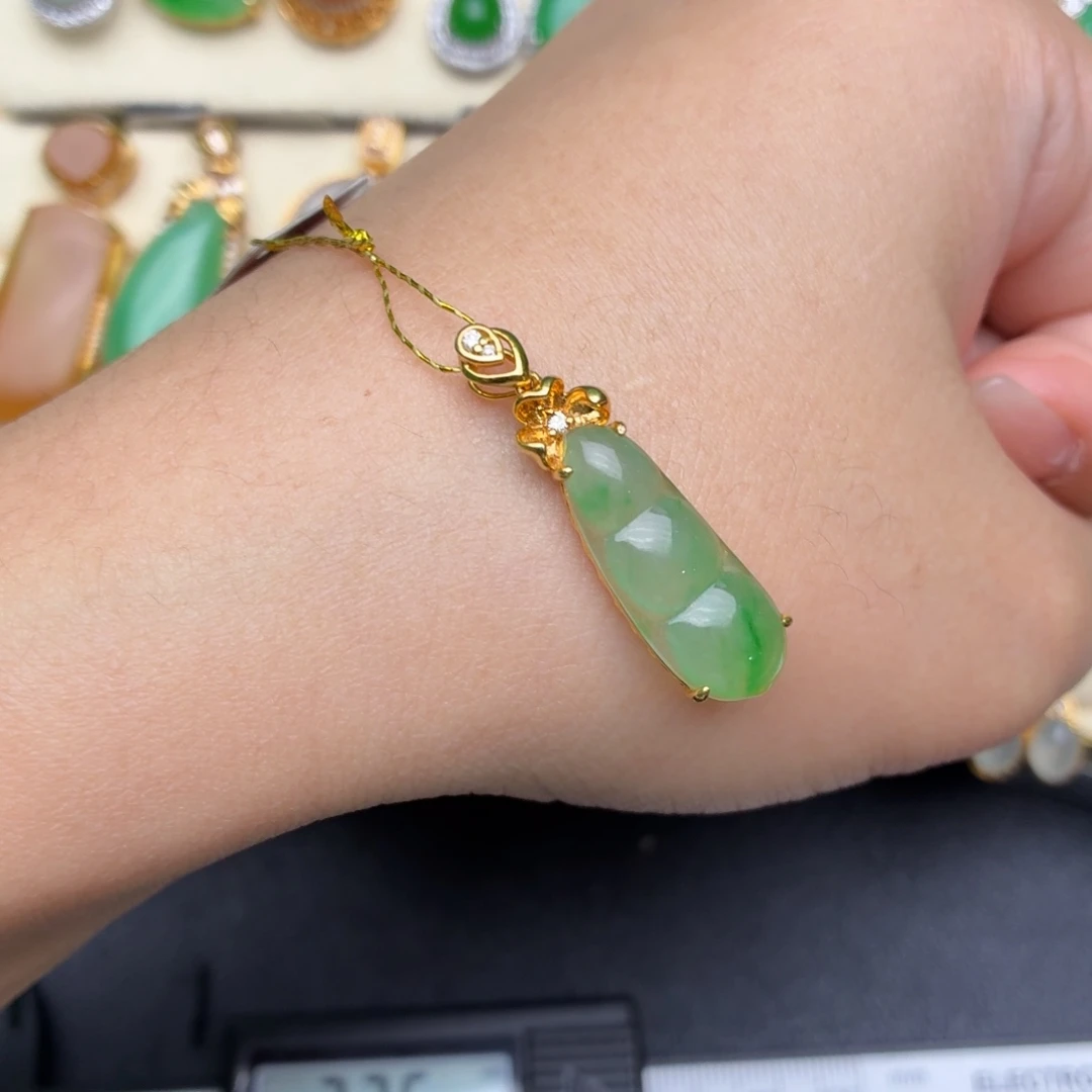 翡翠18K金镶嵌颈饰