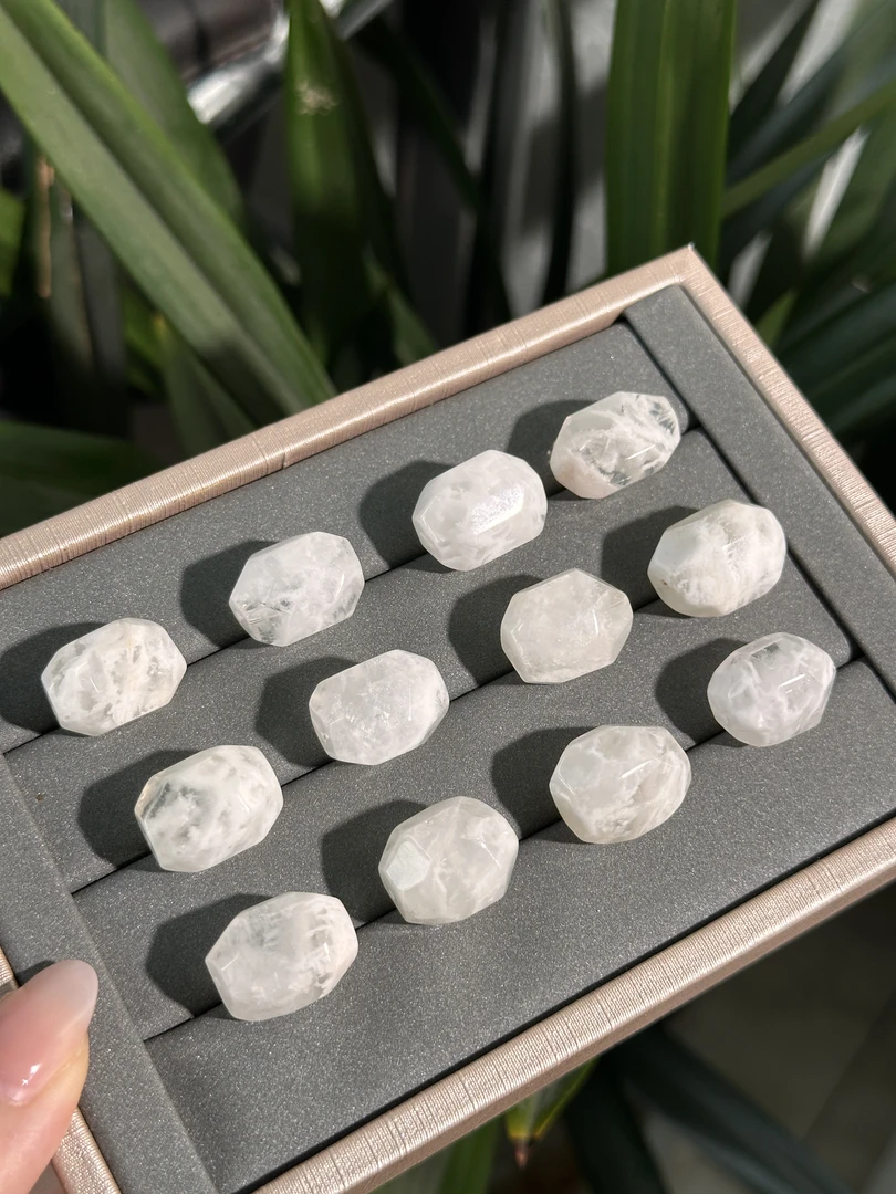 天然白幽灵雕刻件 多样性发其一 DK61