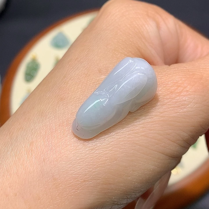 翡翠未镶嵌颈饰小兔子
