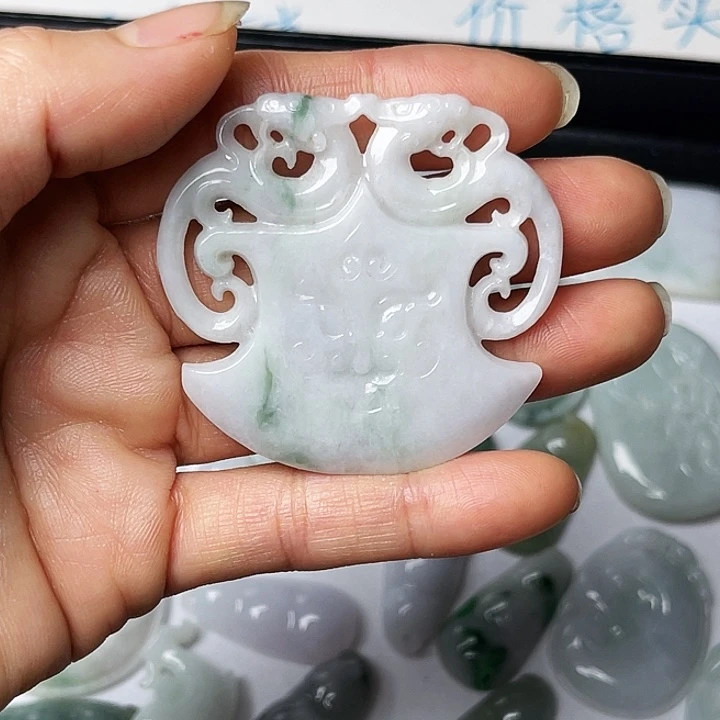 翡翠未镶嵌颈饰府上有龙