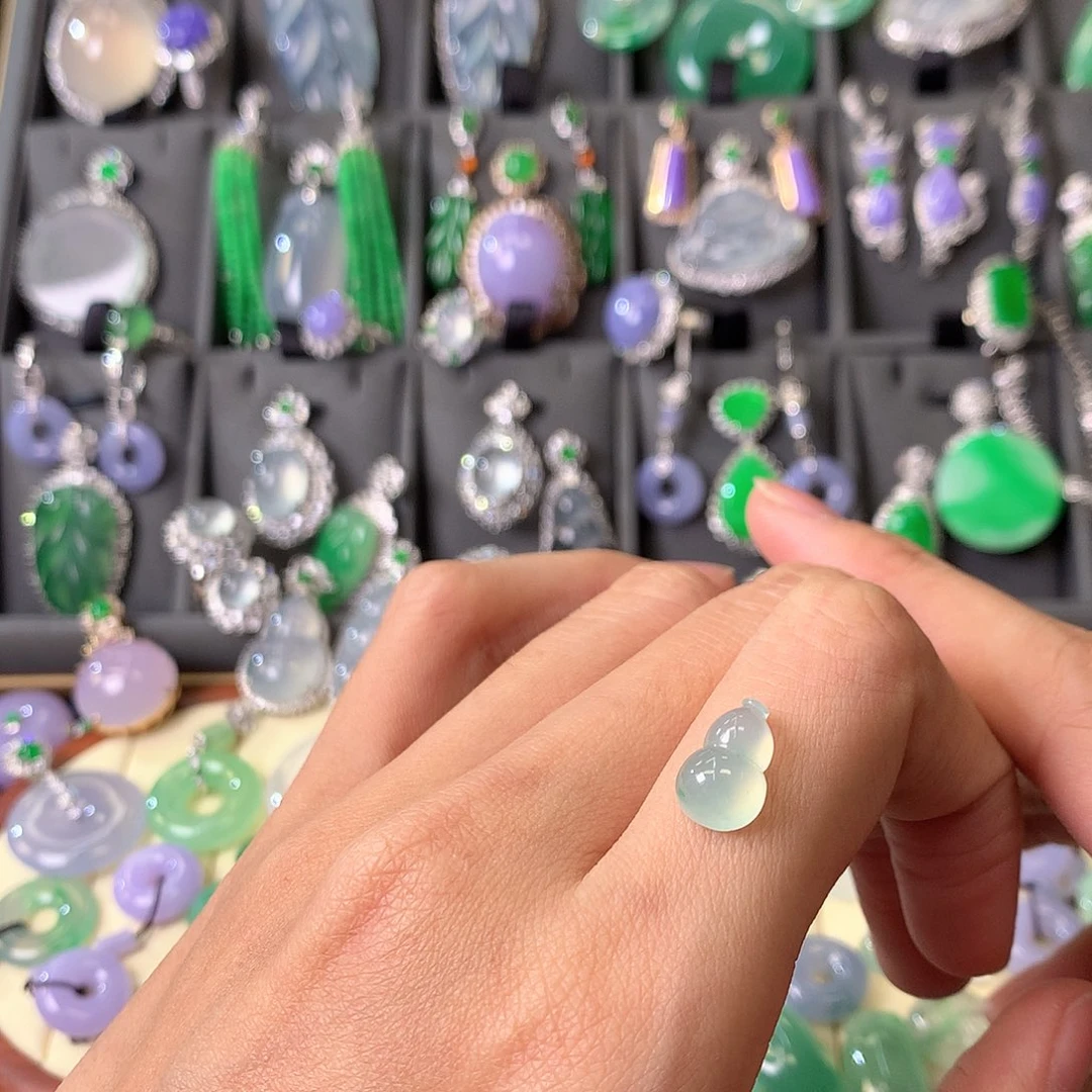 翡翠颈饰足银镶嵌裸石