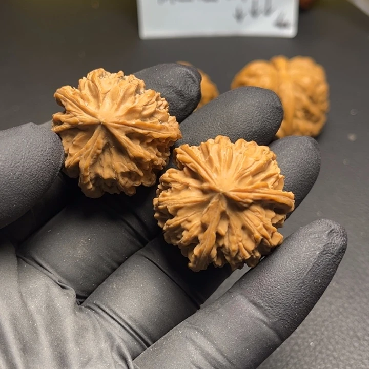 文玩核桃吊坠岐山三棱