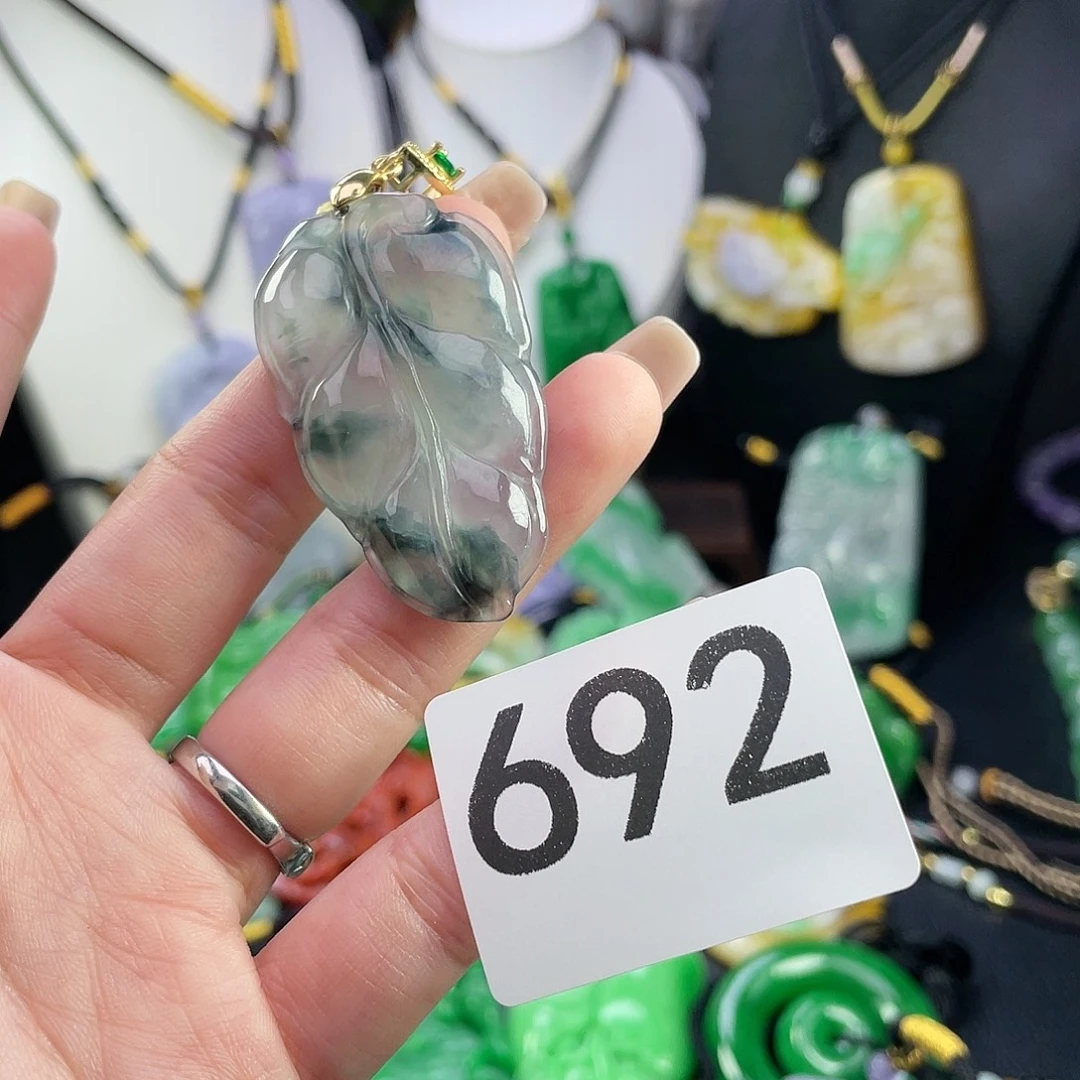 翡翠未镶嵌吊坠(赠链)