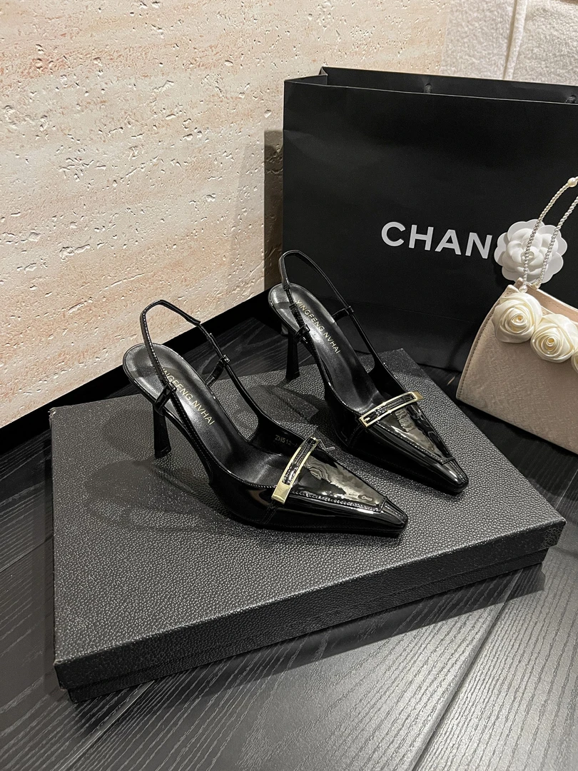 高定2025欧美新款气质漆皮尖头后空高跟鞋金属扣浅口细跟包头凉鞋