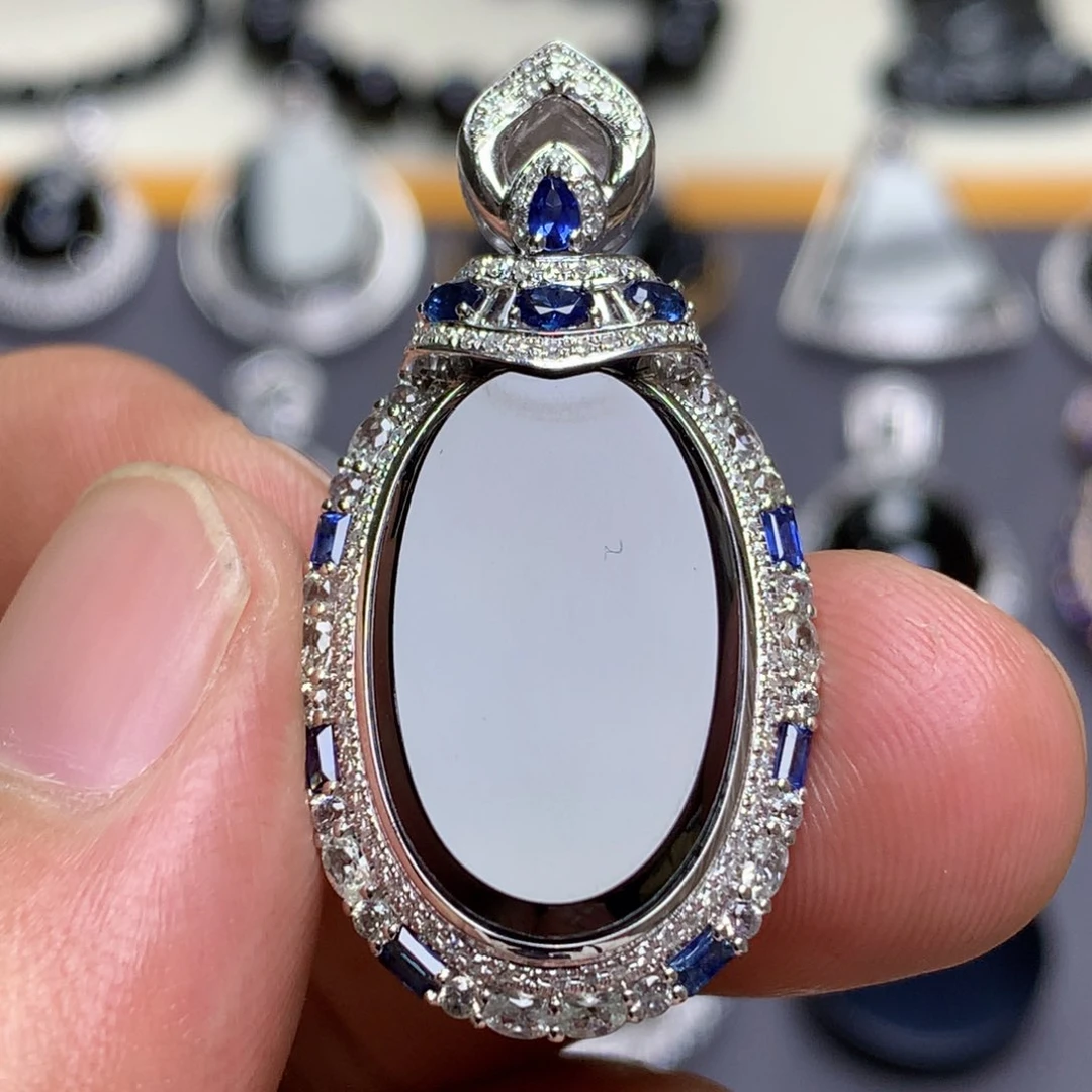 颈饰18K金镶嵌翡翠墨翠无事牌