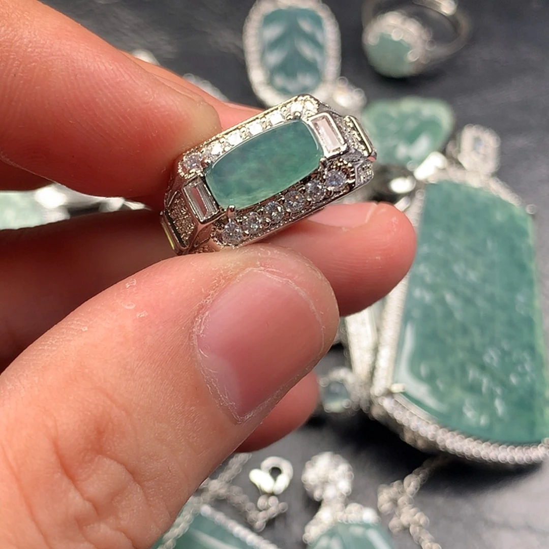 翡翠未镶嵌颈饰戒指