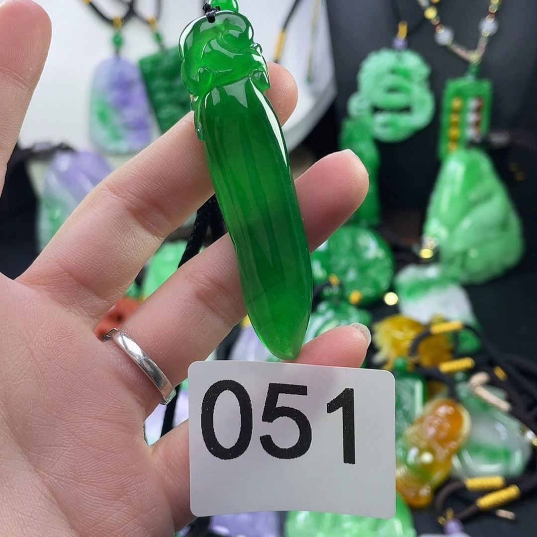 翡翠未镶嵌吊坠(赠链)