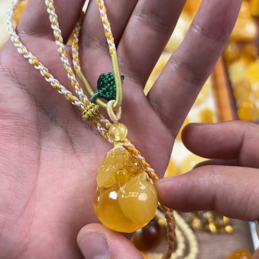 蜜蜡未镶嵌裸石貔貅