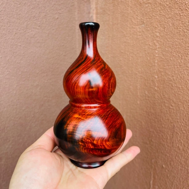 高16最大直径9cm，老挝大红酸枝，葫芦摆件 黒飘红老料，颜色漂亮