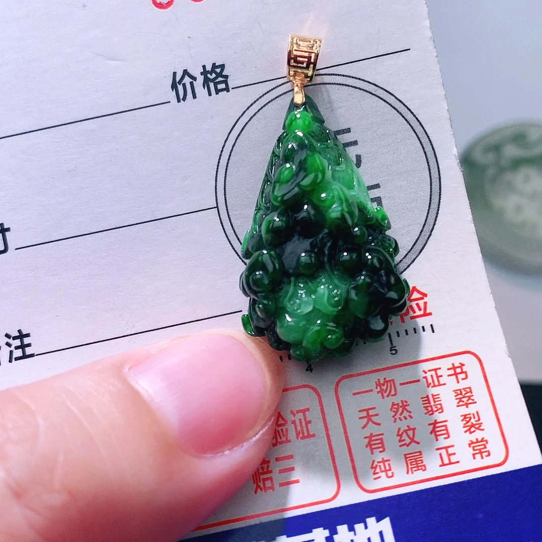 翡翠18K金镶嵌颈饰吊坠