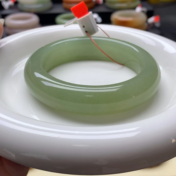 未镶嵌手镯石英岩玉