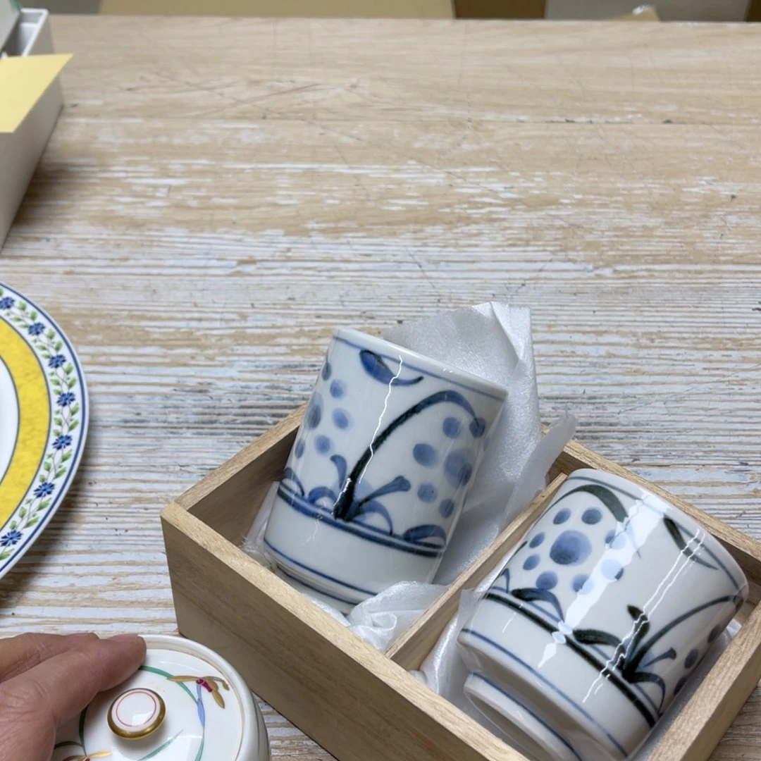 瓷片旧*堂密密麻麻地排列着一个