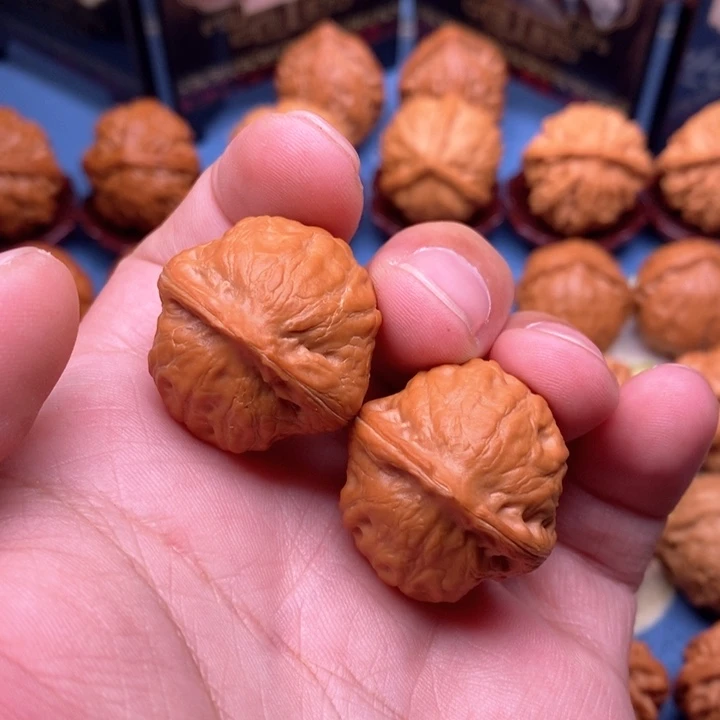文玩核桃把件瓷娃娃