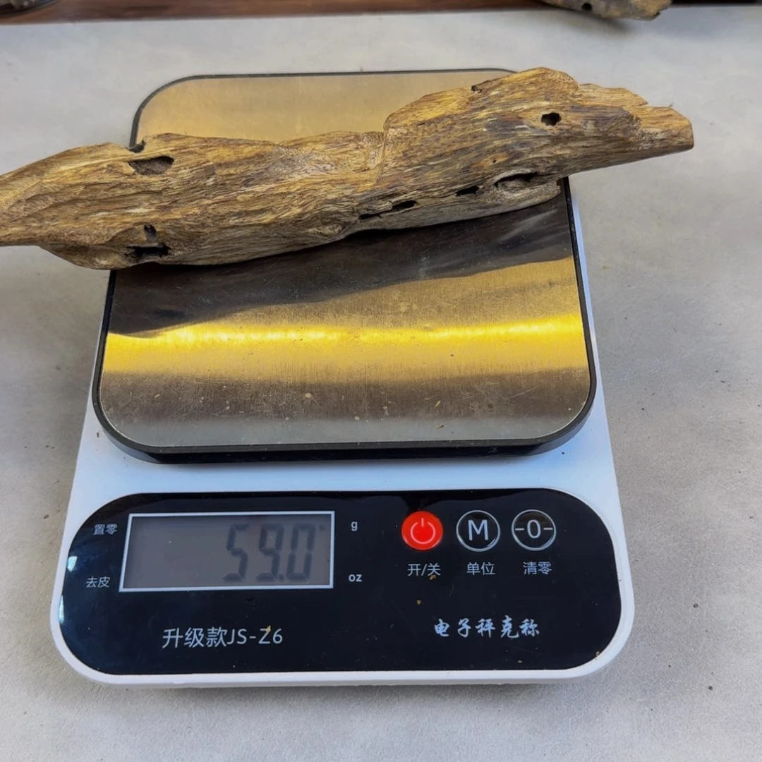 沉香沉香碎屑乌身圆叶4年老料虫漏香59克