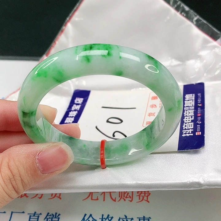 翡翠手镯未镶嵌翡翠