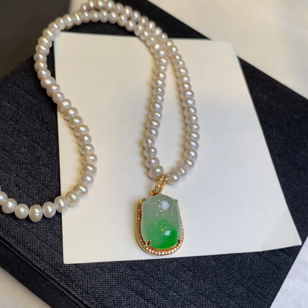 翡翠颈饰18K金镶嵌设计款小猪链